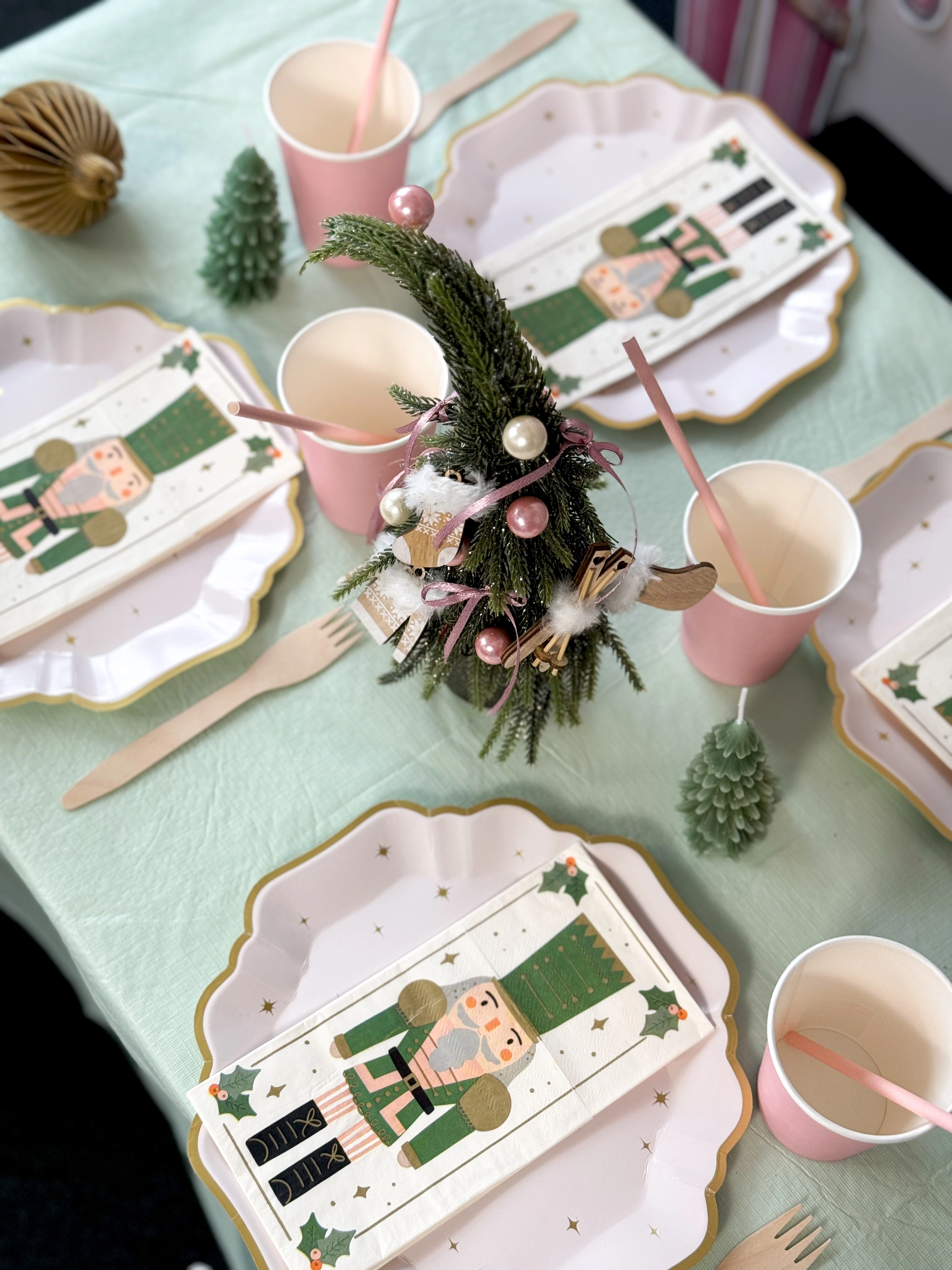 Talerzyki i serwetki na świąteczne przyjęcie dla dzieci - Różowe Święta - SPOKO MOTYW